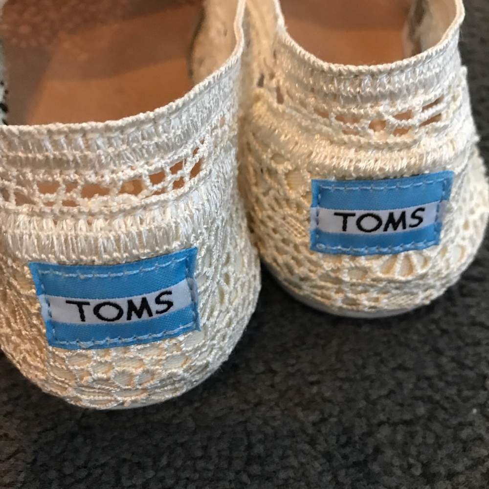 TOMS natural Moroccan crochet used size 8.5